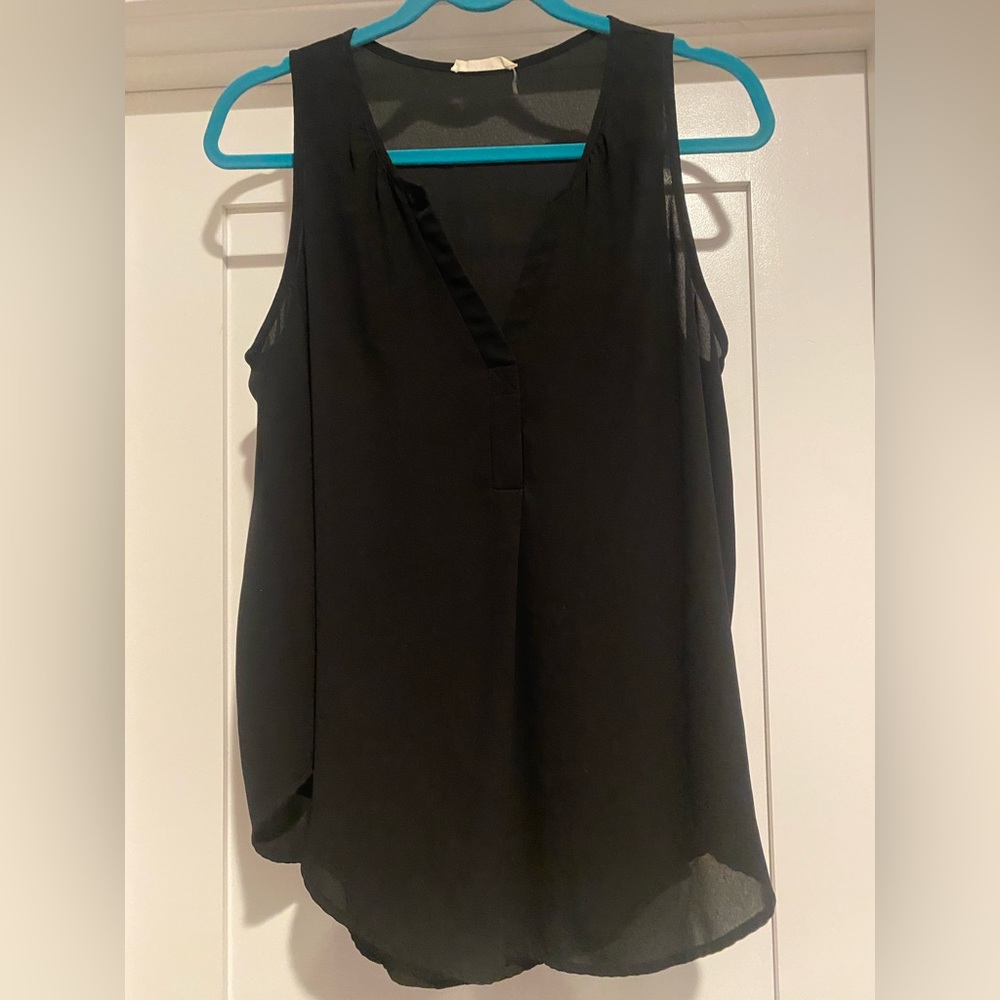 LUSH. Black sleeveless flowy tank - L